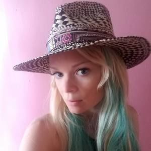 Meet your Posher, Elizabeth